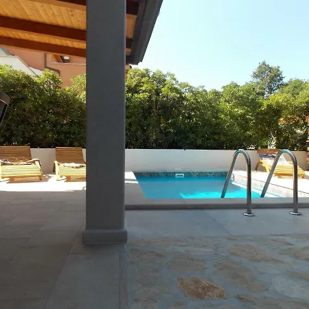 Apartment With Private Pool Njivice